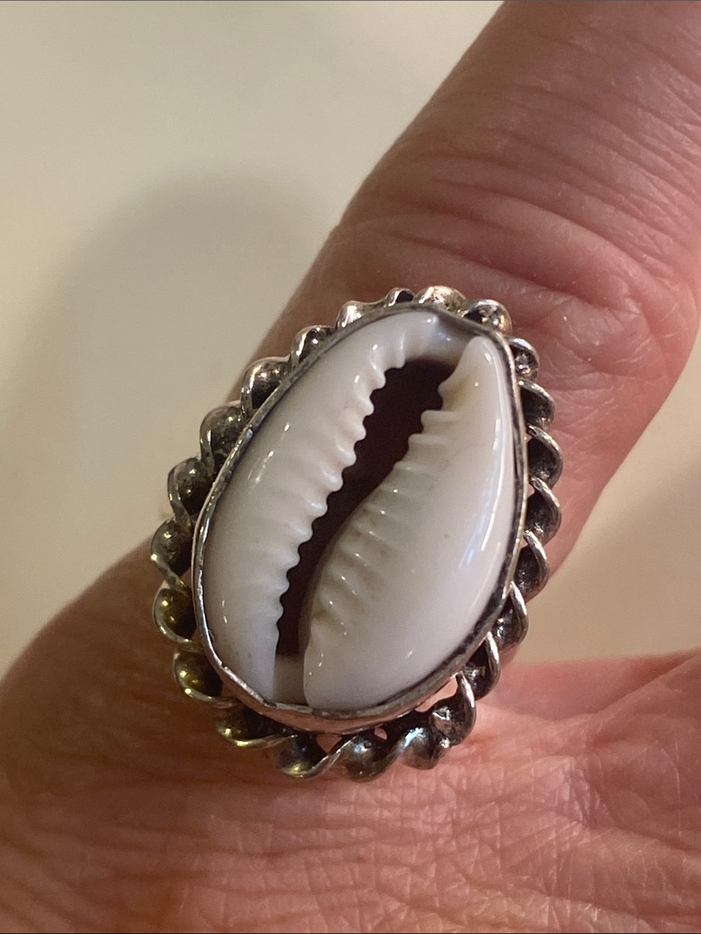 White Silver Cowrie Shell Ring with Rope Style Accents (6.5-7)